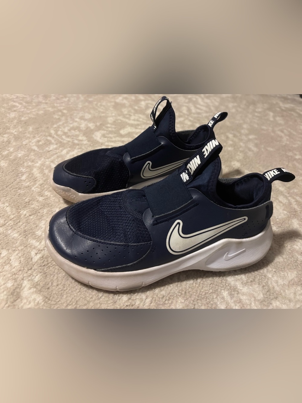 Nike Kids' Navy Blue and White Slip-On Athletic Boy Shoes in Boys Size 3 - Picture 3 of 8